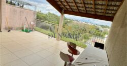 Refúgio Exclusivo: Sobrado de Luxo com Vista para o Lago