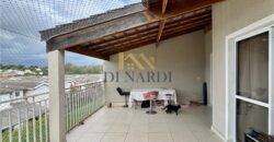 Refúgio Exclusivo: Sobrado de Luxo com Vista para o Lago