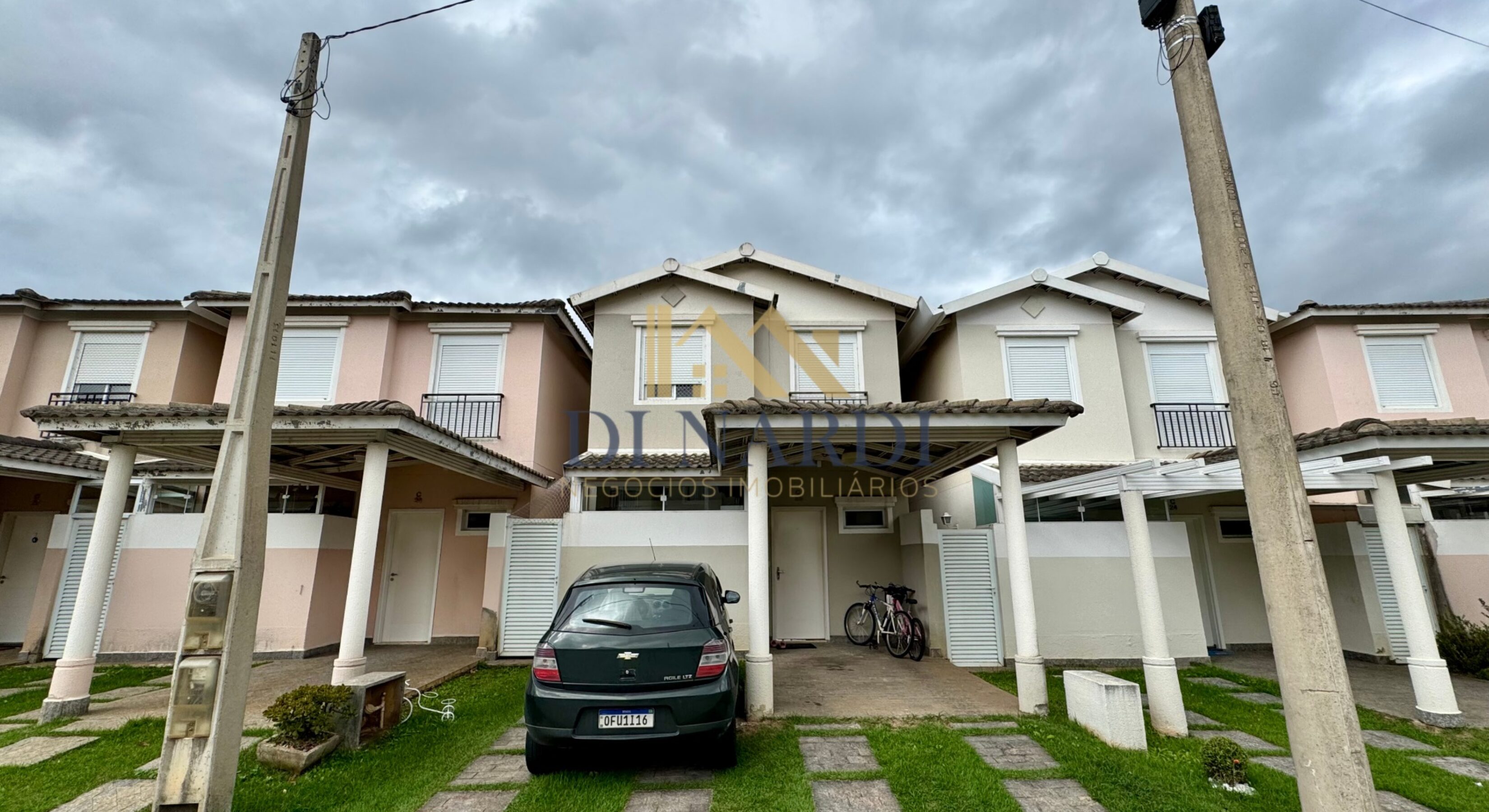 Refúgio Exclusivo: Sobrado de Luxo com Vista para o Lago