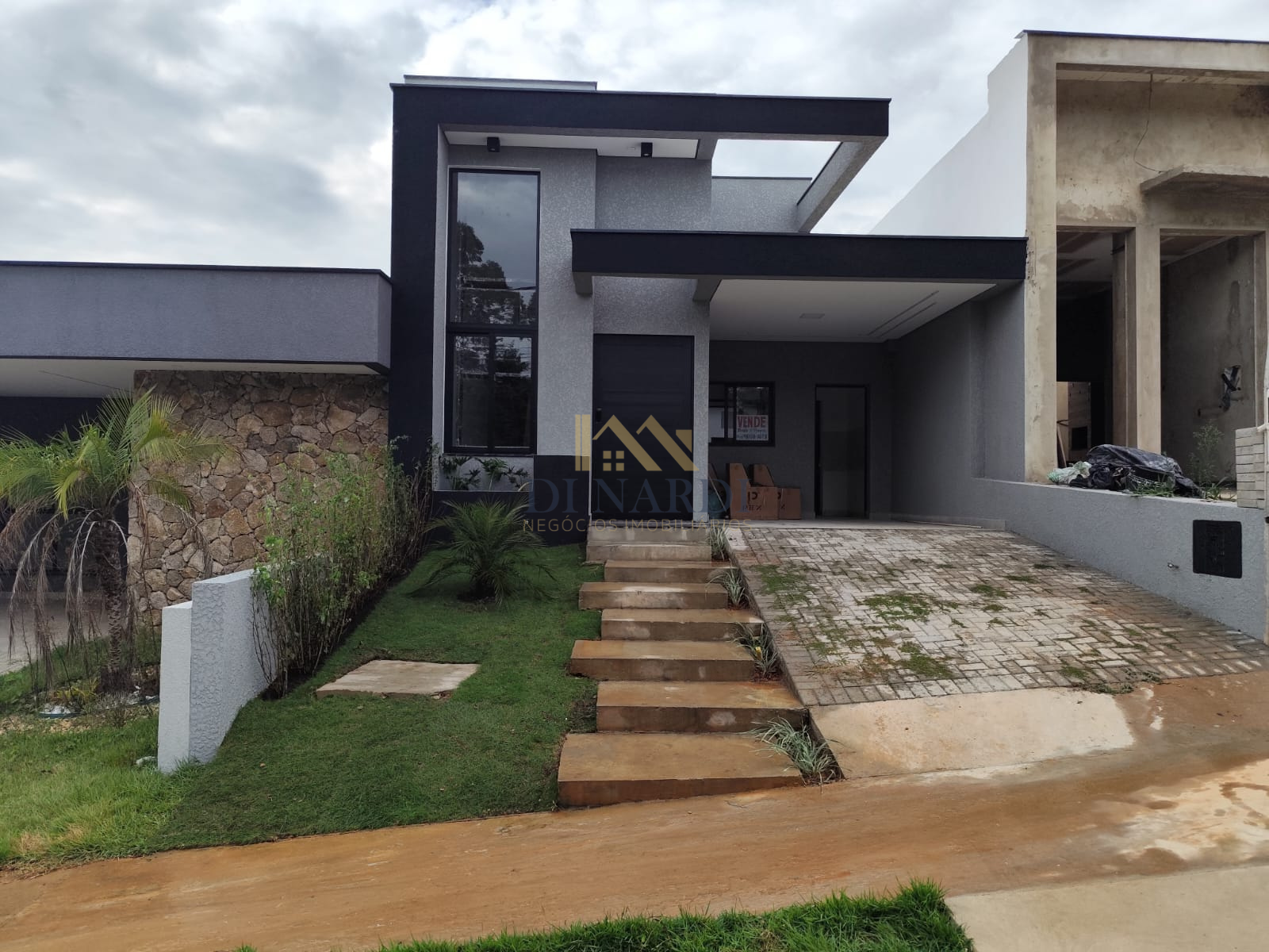 Casa Espaçosa em Condomínio Fechado no Bairro Santa Marta