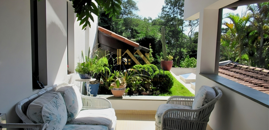 Casa Espetacular com 742m², 5 Suítes, 3 andares e Lazer Completo na Granja Viana