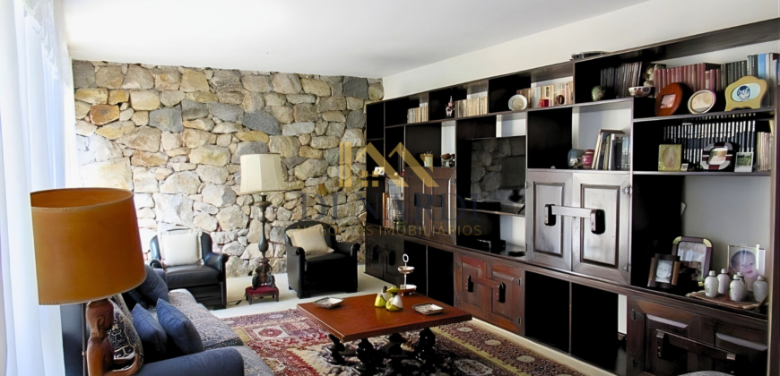 Casa Espetacular com 742m², 5 Suítes, 3 andares e Lazer Completo na Granja Viana