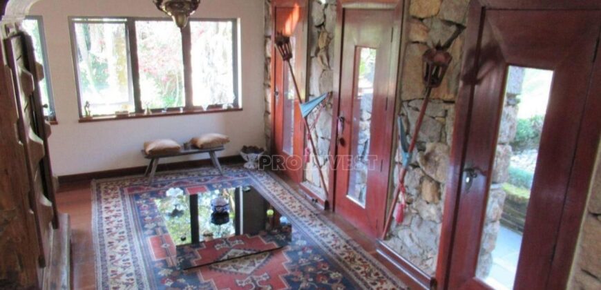 Casa Espetacular com 742m², 5 Suítes, 3 andares e Lazer Completo na Granja Viana
