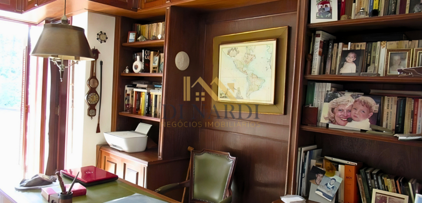 Casa Espetacular com 742m², 5 Suítes, 3 andares e Lazer Completo na Granja Viana