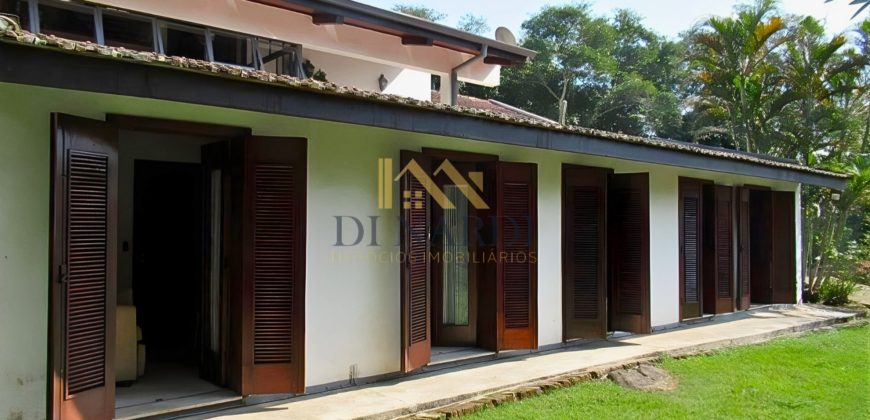 Casa Espetacular com 742m², 5 Suítes, 3 andares e Lazer Completo na Granja Viana