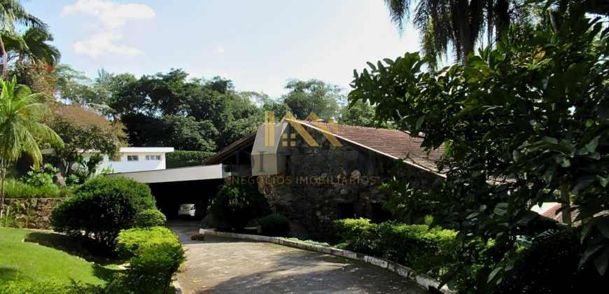 Casa Espetacular com 742m², 5 Suítes, 3 andares e Lazer Completo na Granja Viana