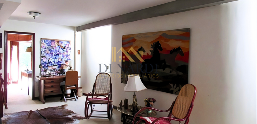 Casa Espetacular com 742m², 5 Suítes, 3 andares e Lazer Completo na Granja Viana