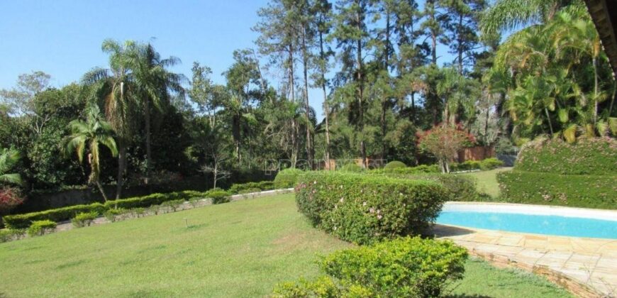 Casa Espetacular com 742m², 5 Suítes, 3 andares e Lazer Completo na Granja Viana