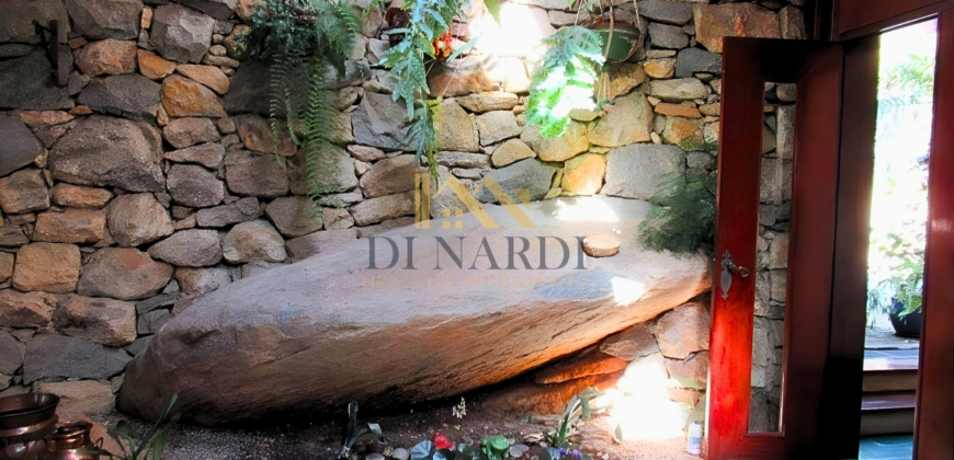 Casa Espetacular com 742m², 5 Suítes, 3 andares e Lazer Completo na Granja Viana