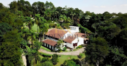 Casa Espetacular com 742m², 5 Suítes, 3 andares e Lazer Completo na Granja Viana