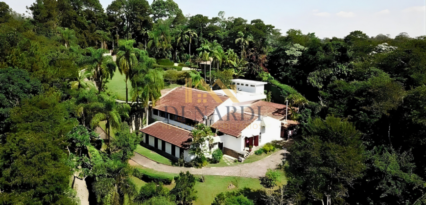 Casa Espetacular com 742m², 5 Suítes, 3 andares e Lazer Completo na Granja Viana