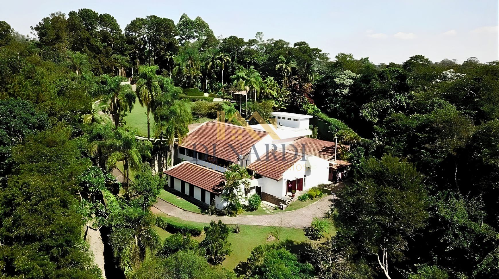 Casa Espetacular com 742m², 5 Suítes, 3 andares e Lazer Completo na Granja Viana