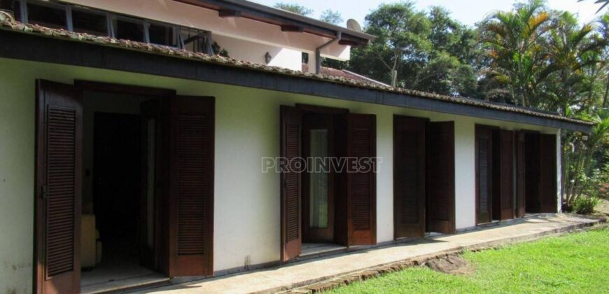 Casa Espetacular com 742m², 5 Suítes, 3 andares e Lazer Completo na Granja Viana