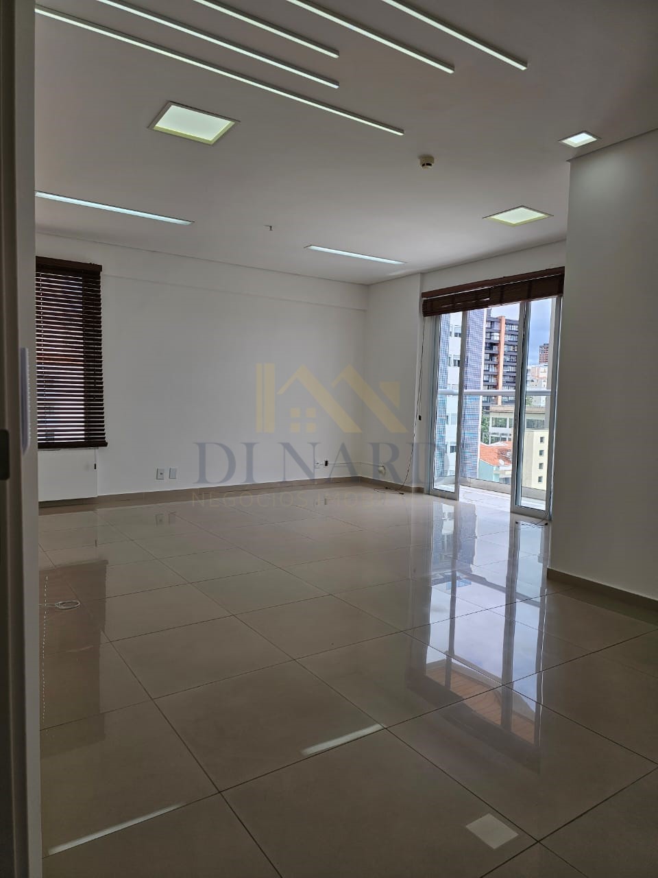 Sala Comercial de 40 m² no Campolim com Copa e Banheiro Privativo