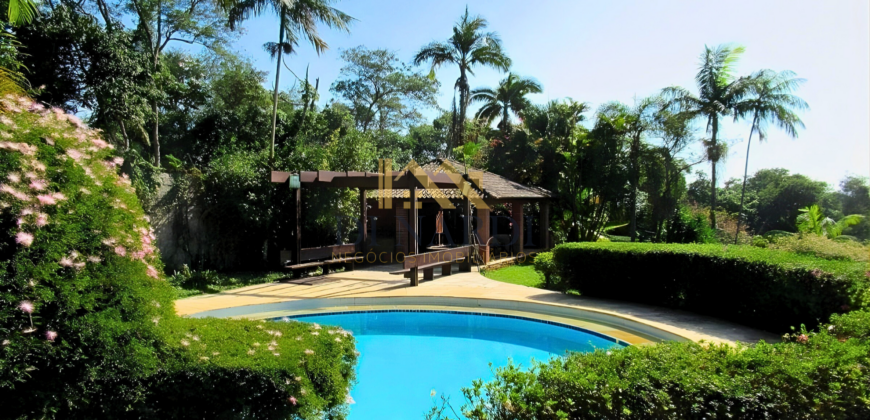 Casa Espetacular com 742m², 5 Suítes, 3 andares e Lazer Completo na Granja Viana