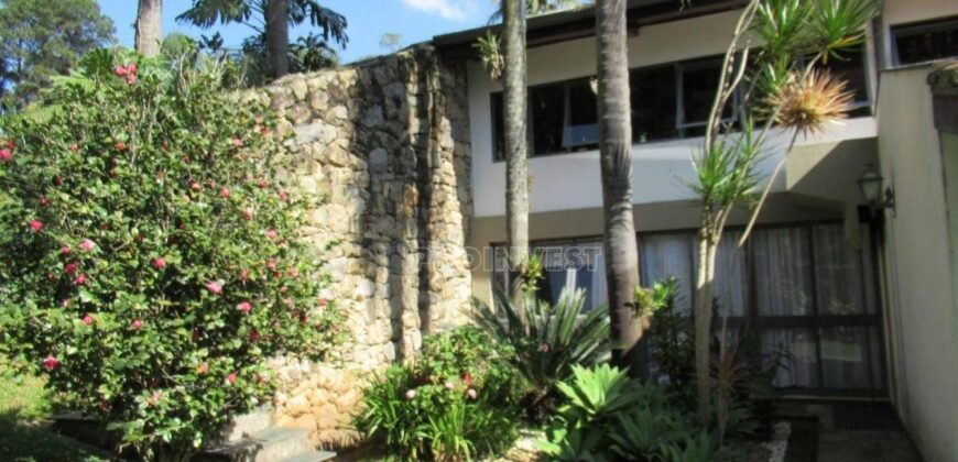 Casa Espetacular com 742m², 5 Suítes, 3 andares e Lazer Completo na Granja Viana