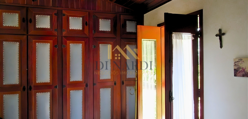 Casa Espetacular com 742m², 5 Suítes, 3 andares e Lazer Completo na Granja Viana