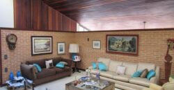 Casa Espetacular com 742m², 5 Suítes, 3 andares e Lazer Completo na Granja Viana