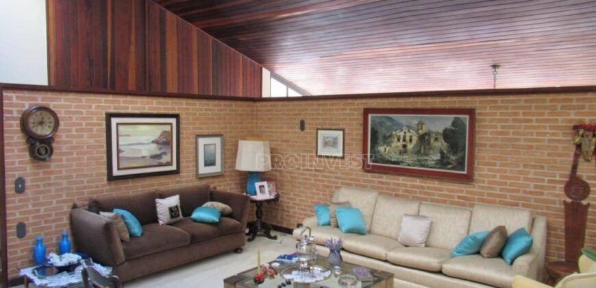 Casa Espetacular com 742m², 5 Suítes, 3 andares e Lazer Completo na Granja Viana