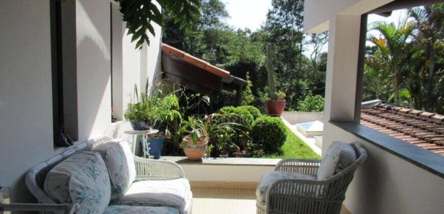 Casa Espetacular com 742m², 5 Suítes, 3 andares e Lazer Completo na Granja Viana