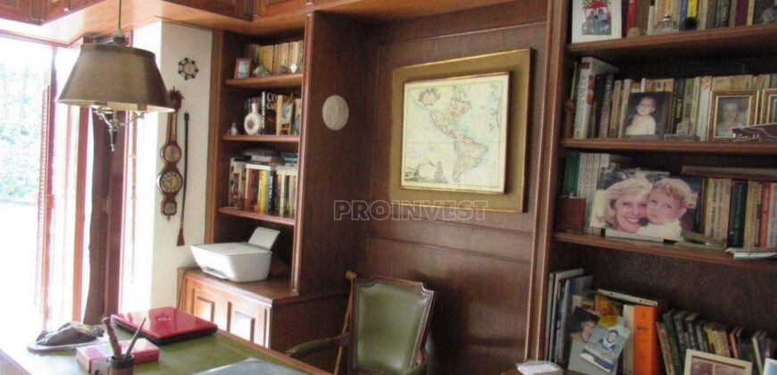 Casa Espetacular com 742m², 5 Suítes, 3 andares e Lazer Completo na Granja Viana