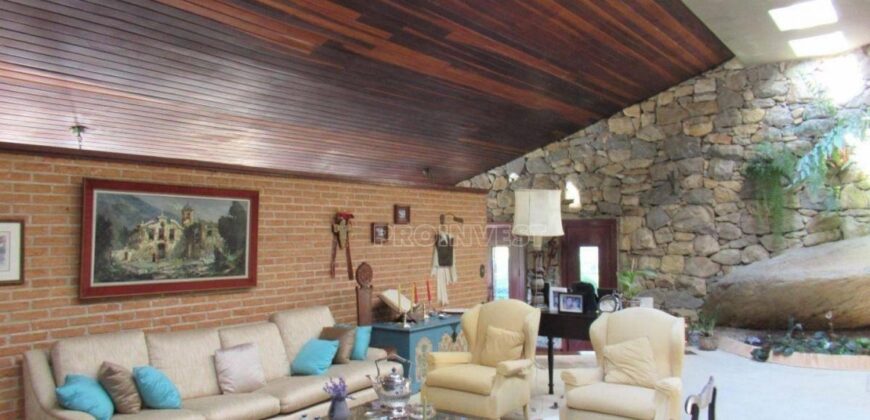 Casa Espetacular com 742m², 5 Suítes, 3 andares e Lazer Completo na Granja Viana