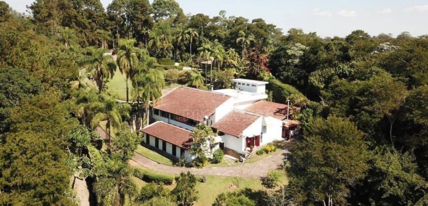 Casa Espetacular com 742m², 5 Suítes, 3 andares e Lazer Completo na Granja Viana