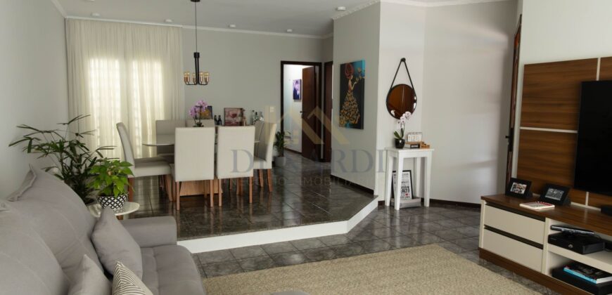 Casa com 3 Dormitórios, 178m², Suíte e 4 Vagas no Parque Três Meninos