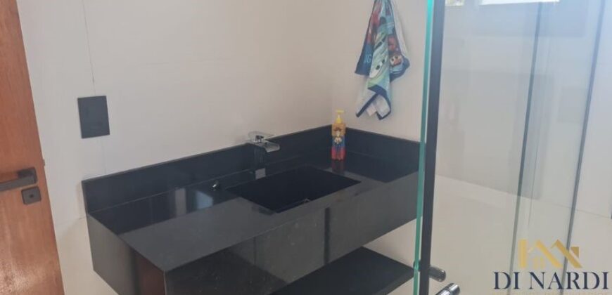 Sobrado de Alto Padrão no Alphaville com 3 Suítes e Piscina Privativa