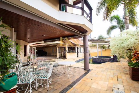 area-externa-piscina-casa-a-venda