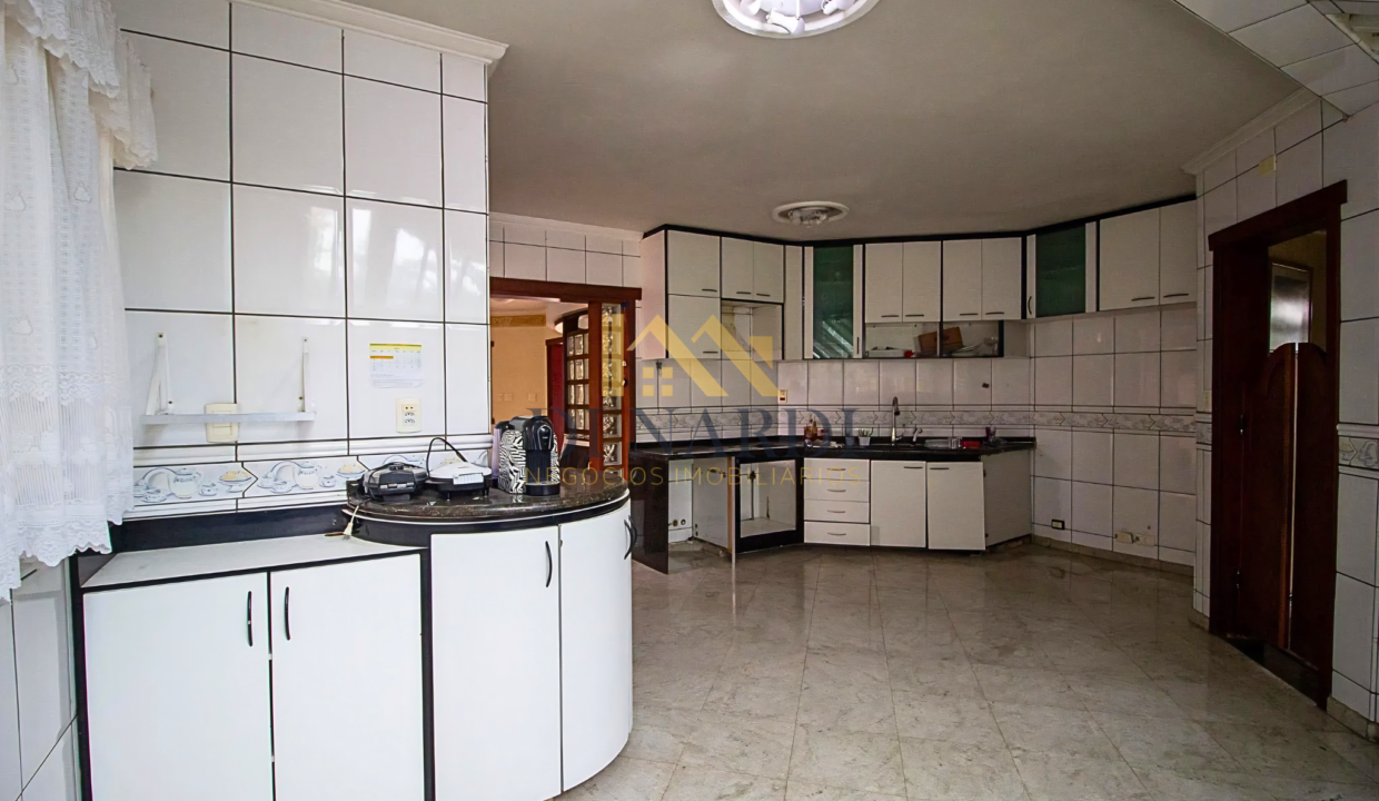 cozinha-ampla-com-porteira-estilo-colonial-a-venda