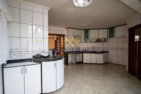 cozinha-ampla-com-porteira-estilo-colonial-a-venda