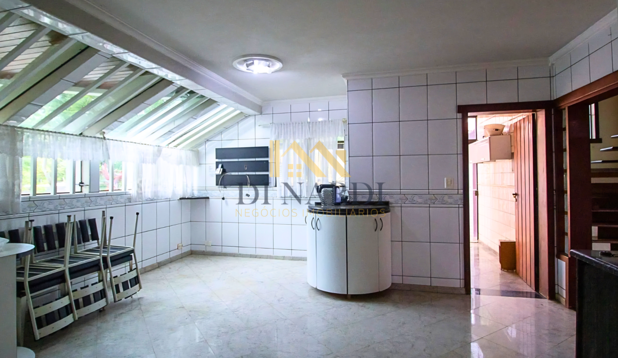 cozinha-ampla-com-porteira-estilo-colonial-a-venda-em-sorocaba-sp