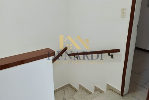 escadas-com-corrimão-casa-em-condominio