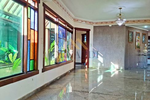 sala-com-vitral-e-granito-casa-campolim