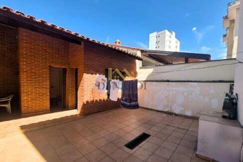 Casa-com-edícula-churrasqueira-quintal-espaçoso