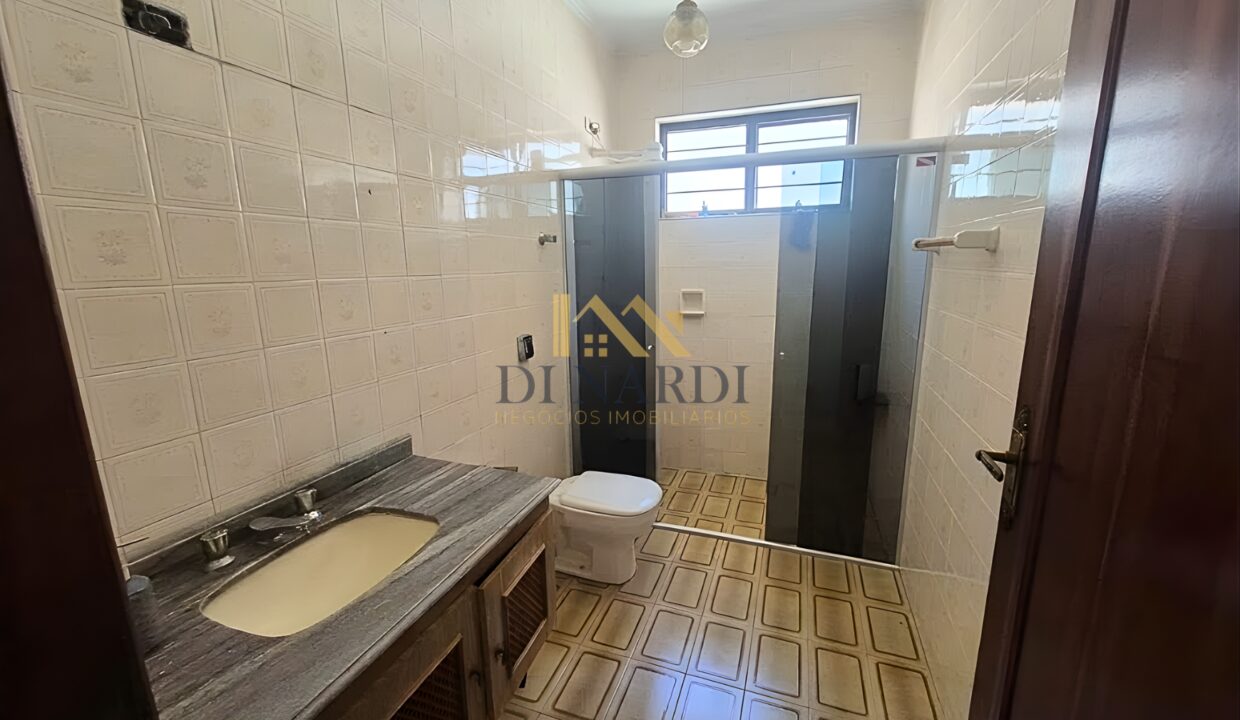 Casa-com-sobrado-banheiro-com-gabinete-e-box