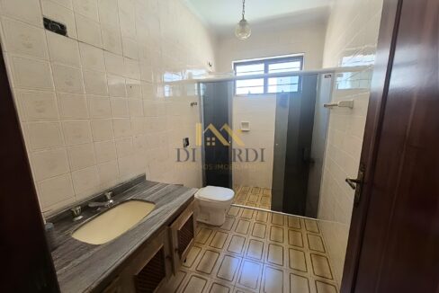 Casa-com-sobrado-banheiro-com-gabinete-e-box