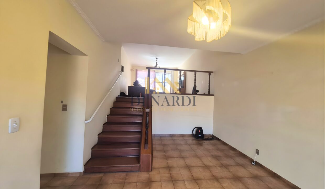 Casa-com-sobrado-e-edícula-escadas-de-madeira