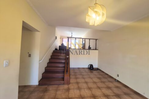 Casa-com-sobrado-e-edícula-escadas-de-madeira