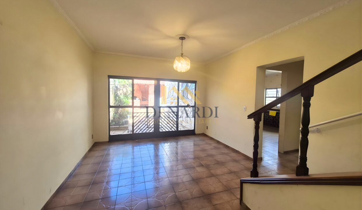 Casa-com-sobrado-e-edícula-escadas-de-madeira-vila-jardini