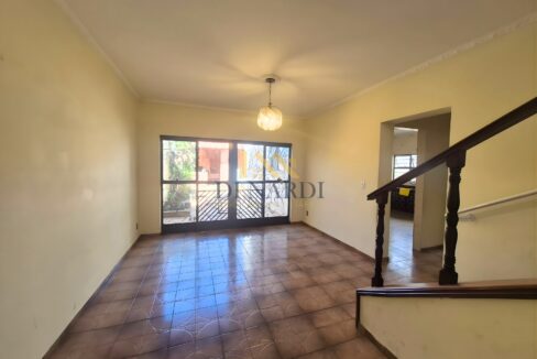 Casa-com-sobrado-e-edícula-escadas-de-madeira-vila-jardini
