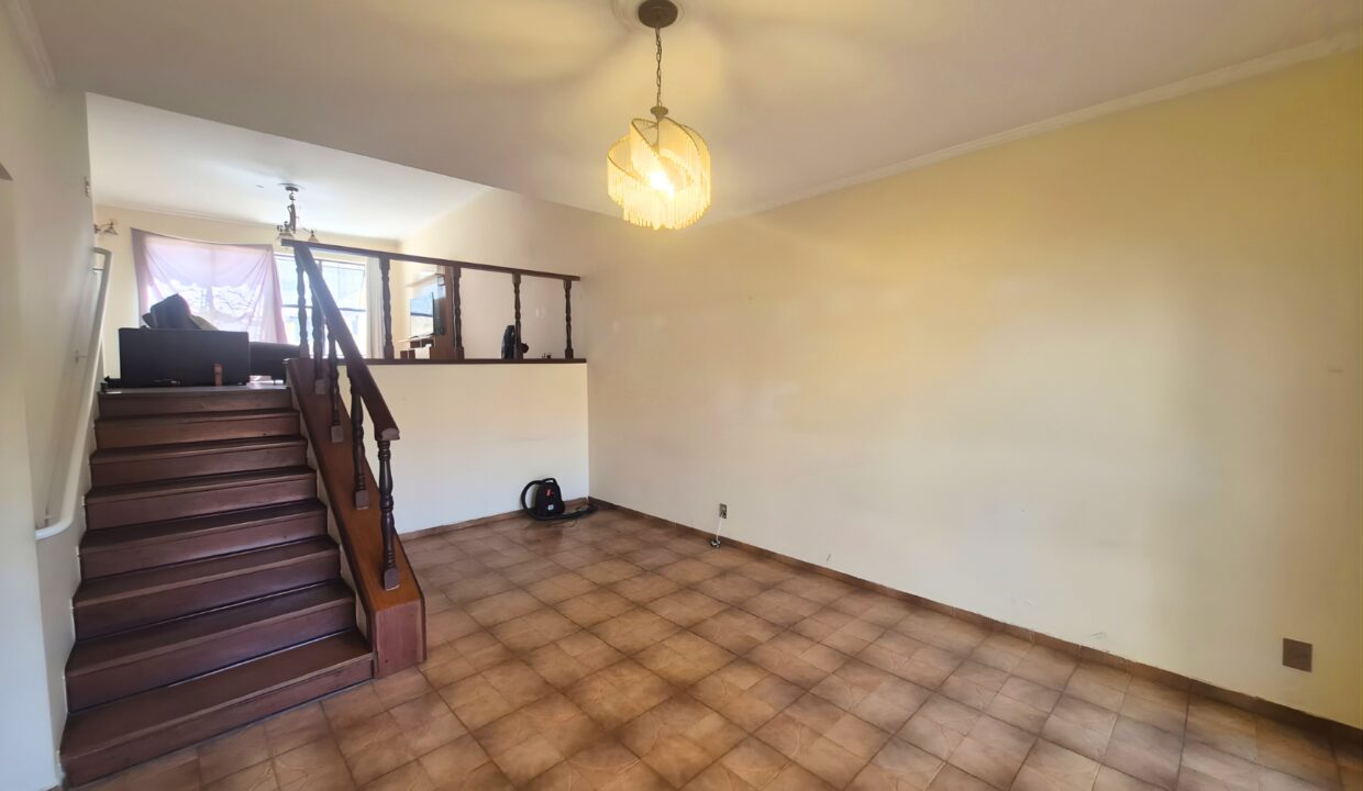 Casa-com-sobrado-e-edícula-escadas-de-madeira-vila-jardini-sorocaba