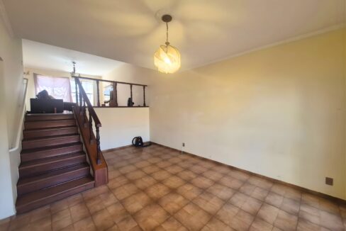 Casa-com-sobrado-e-edícula-escadas-de-madeira-vila-jardini-sorocaba