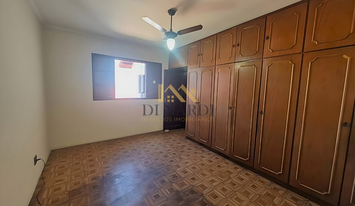 Casa-com-sobrado-quarto-de-hóspedes-com-guarda-roupas-espaçoso