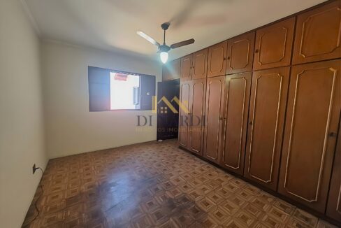 Casa-com-sobrado-quarto-de-hóspedes-com-guarda-roupas-espaçoso