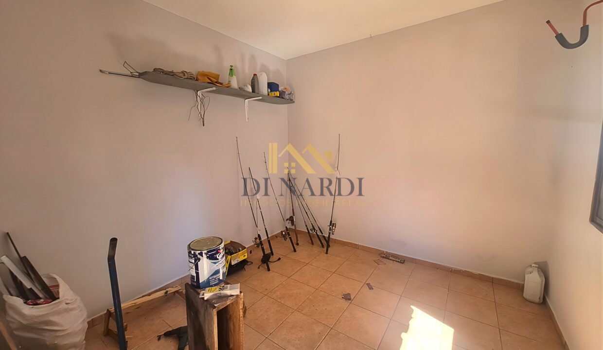 Casa-com-sobrado-quarto-ou-espaço-extra-depósito