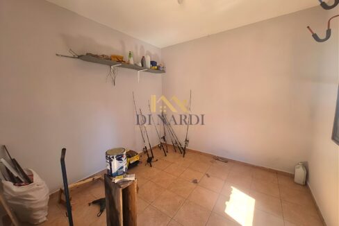 Casa-com-sobrado-quarto-ou-espaço-extra-depósito