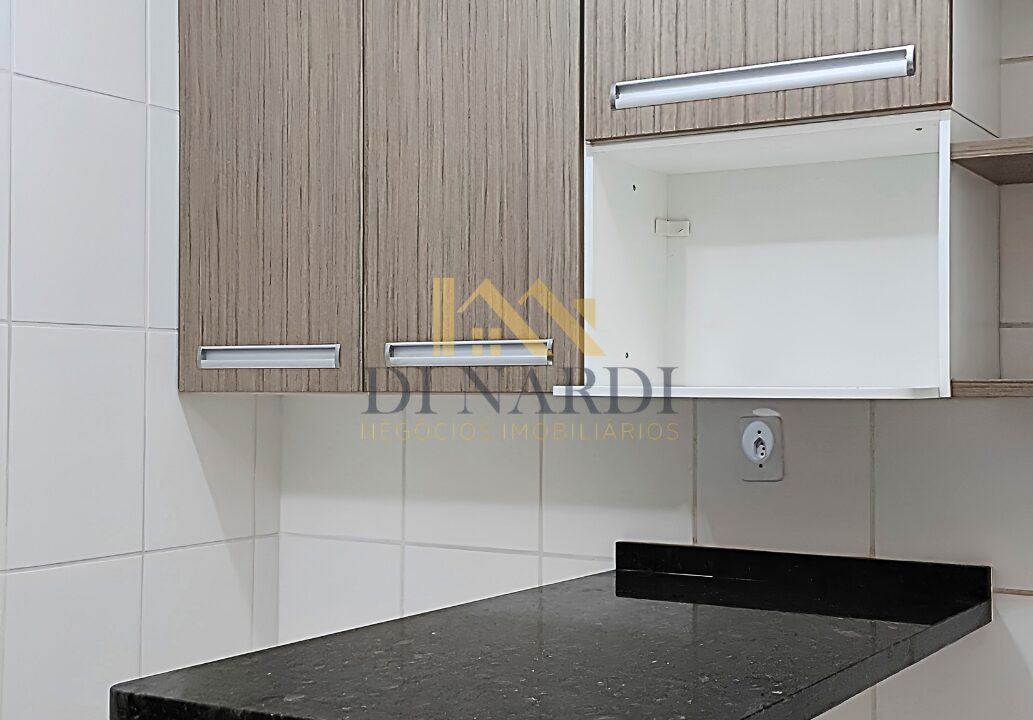 cozinha-com-armarios-e-mesa-apto-para-locacao-sp
