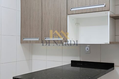 cozinha-com-armarios-e-mesa-apto-para-locacao-sp